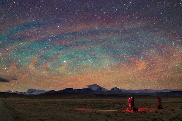  Airglow rippling over the Himalayas, taken on April 27, 2014.[Photo by Dai Jianfen/for China Daily]