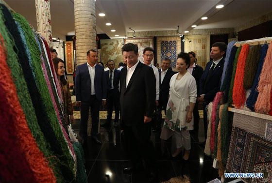 Chinese President Xi Jinping (C,front) and his wife Peng Liyuan visit a carpet and silk workshop in the old city of Bukhara as accompanied by Uzbek Prime Minister Shavkat Mirziyoev, in Bukhara, Uzbekistan, June 21, 2016. [Photo/Xinhua]