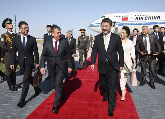 Chinese President Xi Jinping (R,front) and his wife Peng Liyuan are greeted by Uzbek Prime Minister Shavkat Mirziyoev (L,front) and Governor of Bukhara Province Muhiddin Esanov upon their arrival at Bukhara International Airport, Uzbekistan, June 21, 2016. [Photo/Xinhua]