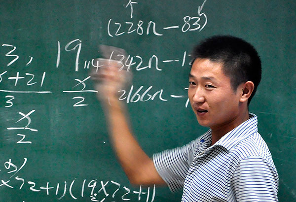 Yu Jianchun shares his calculations at Zhejiang University in June. [Photo/China Daily]