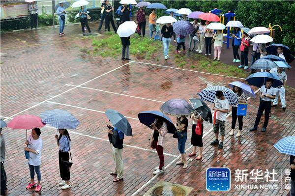 Parents queue to get their children a chance to participate in the admission lottery for Senlinhai Kindergarten in Hefei City, Anhui Province on June 8. [Photo by Xinhua News Agency]