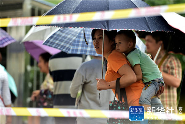 Parents queue to get their children a chance to participate in the admission lottery for Senlinhai Kindergarten in Hefei City, Anhui Province on June 8. [Photo by Xinhua News Agency] 
