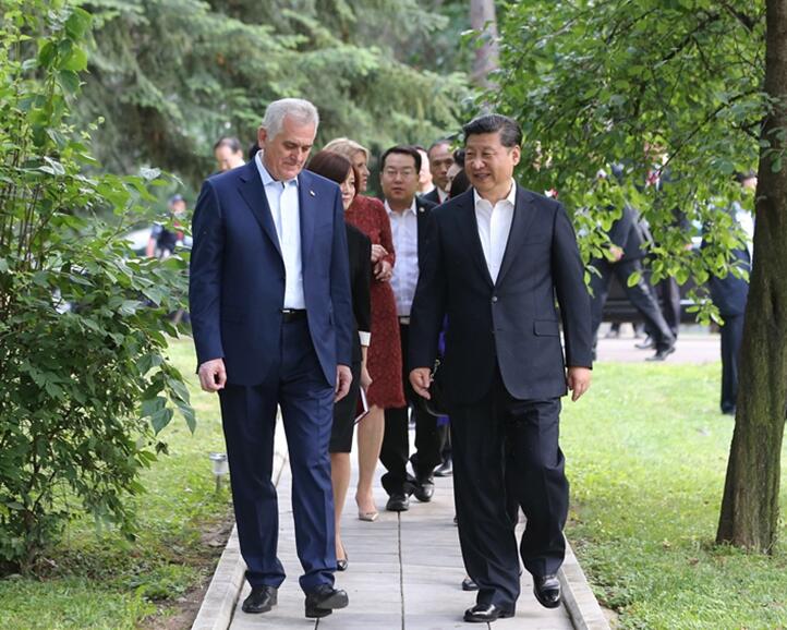 Chinese President Xi Jinping (R) talks with Serbian President Tomislav Nikolic in Belgrade, Serbia, June 17. 