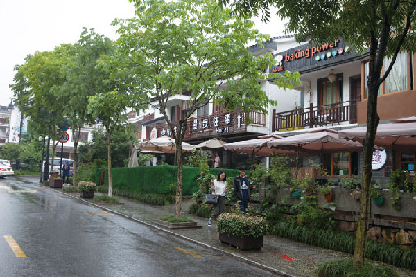 Qingzhiwu, a street full of cafés and restaurants [By Qu Wei / Beijing Review]
