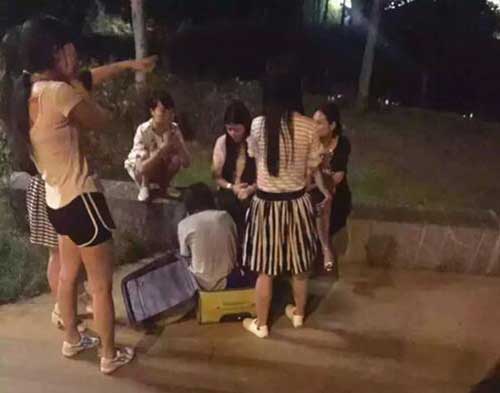 The rape victim is helped out of a suitcase by students passing by. [Photo/Sina Weibo] 