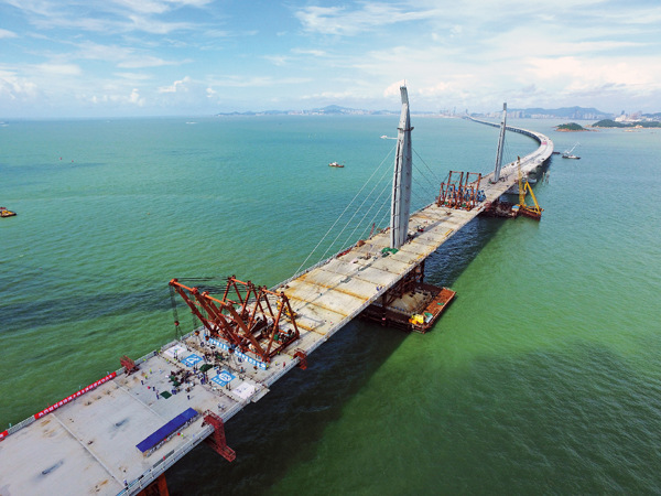  The main span of the Hong Kong-Zhuhai-Macao Bridge was completed on June 29, 2016.[Photo/China Daily]