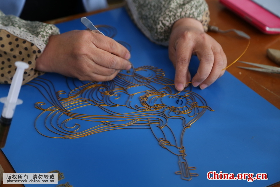 在甘肃省平凉市静宁县成纪掐丝画艺廊，工艺师正在用氧化铝绘画。[中国网图片库 郑兵 摄]
