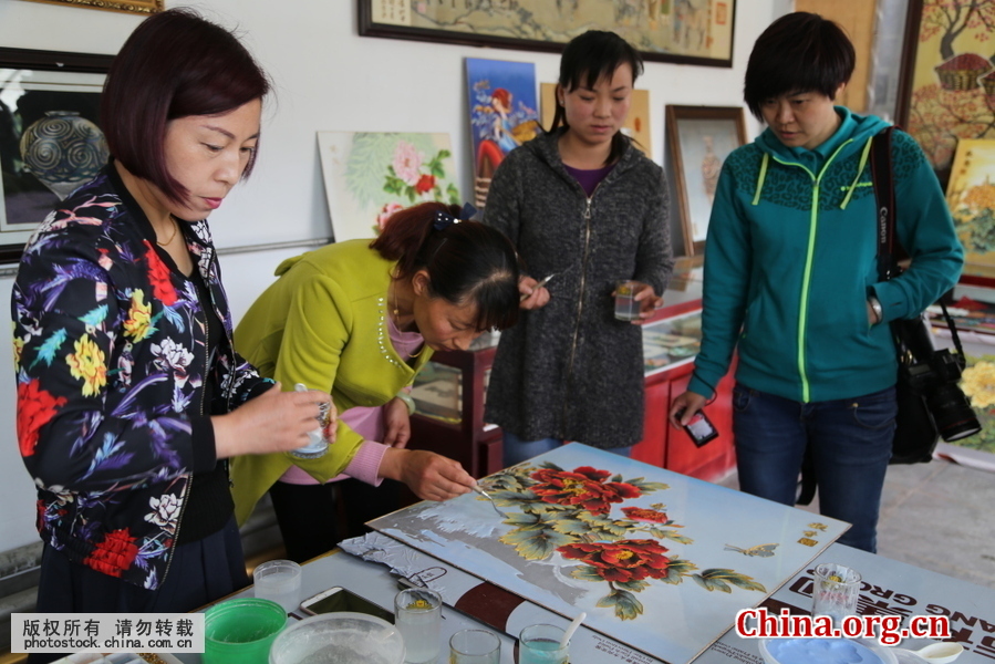 在甘肃省平凉市静宁县成纪掐丝画艺廊，工艺师精湛的手艺和绝美的掐丝画引围观。[中国网图片库 郑兵 摄]