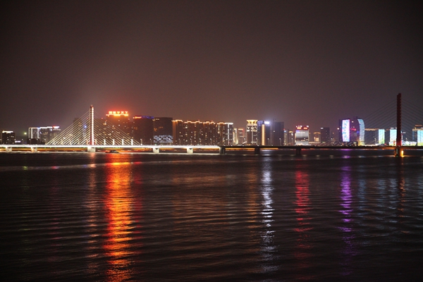 Bridge acrossing the Qiantang River [By Qu Wei / Beijing Review]