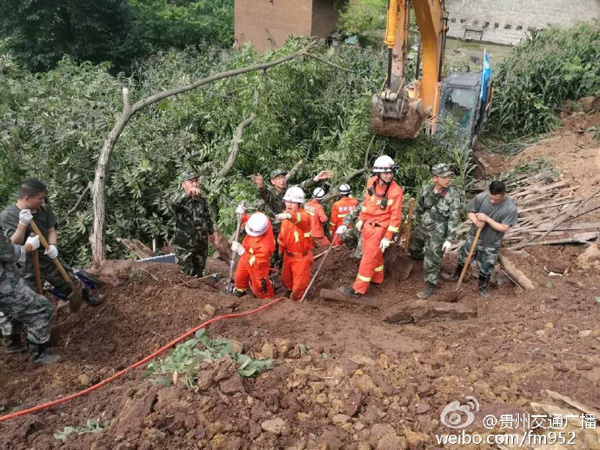Rescuers search for people buried in a rain-triggered landslide in Bijie, Southwest China's Guizhou province on July 1, 2016. [Photo/Weibo] 