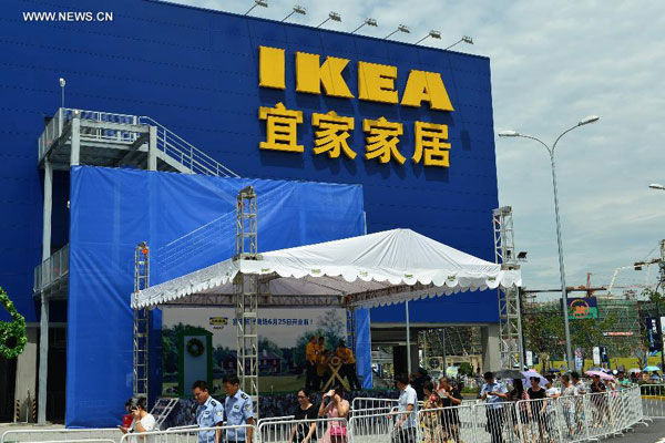 People queue to enter the IKEA shopping mall in Hangzhou, capital of east China's Zhejiang Province, June 25, 2015. The first IKEA shopping mall opened here on Thursday, which is the 17th IKEA, the world-renowned furniture retailer, opened in China. [Photo/Xinhua]