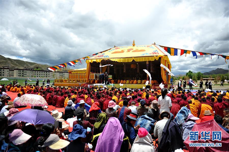 The 11th Panchen Lama, Bainqen Erdini Qoigyijabu, conducts Buddhist services at the Zhaxi Lhunbo Lamasery on July 4 and performs an abhiseca -- a Tibetan strength-giving ceremony -- for thousands of monks and pilgrims. [Xinhua] 