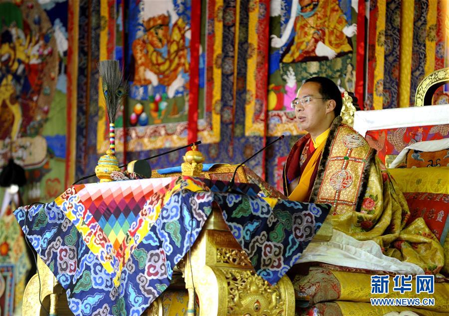 The 11th Panchen Lama, Bainqen Erdini Qoigyijabu, conducts Buddhist services at the Zhaxi Lhunbo Lamasery on July 4 and performs an abhiseca -- a Tibetan strength-giving ceremony -- for thousands of monks and pilgrims. [Xinhua] 