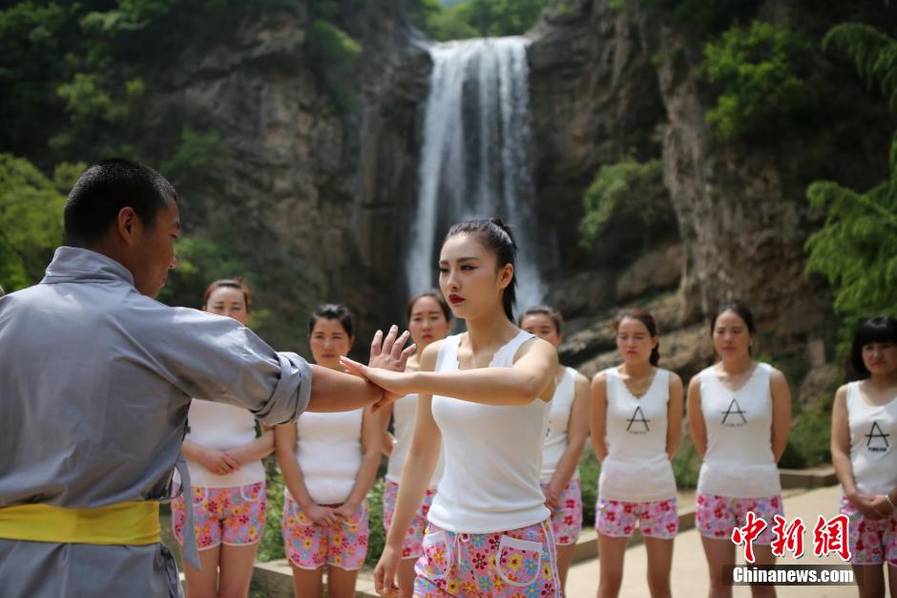 Shaolin monks teach self-defense- China.org.cn