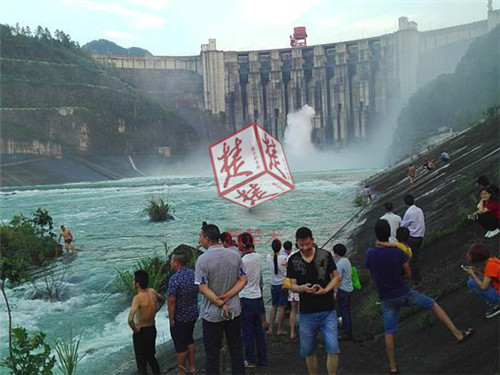 The gate of Geheyan Dam, located in the Qingjiang River in Changyang, Hubei province, has been opened for the first time since 1998. [Photo: ctdsb]