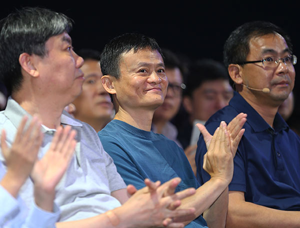 Alibaba's Executive Chairman Jack Ma (center) claps hands on the launch cerenomy of OS'Car, its internet-enabled vehicle jointly developed with SAIC Motor Corp on July 6, 2016 in Hangzhou, Zhejiang province. [Photo/China Daily]