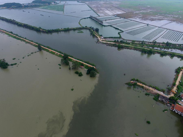 A dike in Huangmei county, Central China's Hubei province, breaches in the early morning on July 17, 2016. [Photo/Xinhua]