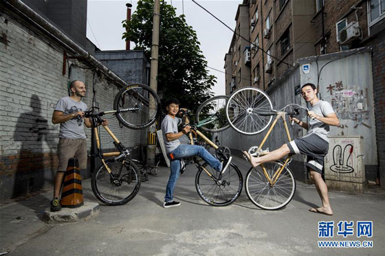 David Wang shows bamboo bicycles made by his studio. [Photo/Xinhua]