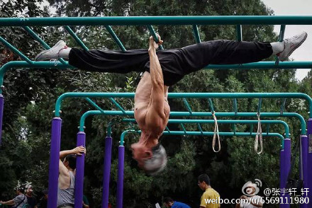 An elderly man performs his stunts in the Temple of Heaven Park in Beijing.[Photo/Sina Weibo]