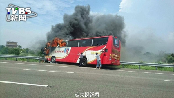 A tour bus crashes into a guardrail and catches fire near Taiwan Taoyuan International Airport, July 19, 2016. [Photo: i.ifeng.com] 