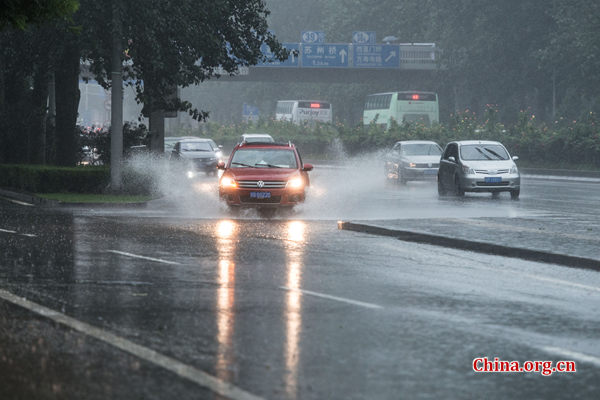 Heavy rain continues in Beijing on the morning of July 20, 2016. [Photo by Chen Boyuan / China.org.cn]