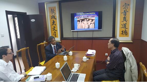 Professor Patrick Mendis (center) explained the importance of Confucius among the trinity of the U.S. Supreme Court Building in Washington, D.C., as Director Xiaochao (right) and Professor Daniel Bell of Tsinghua University (left) listened to the lecture.