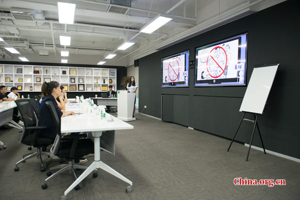 A contestant briefs to the judge the short video her team made on July 20, 2016 at the CreditEase headquarters in Beijing. [Photo by Chen Boyuan / China.org.cn]