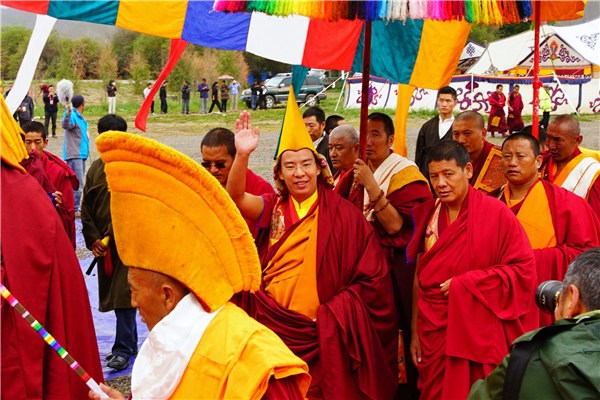 The 11th Panchen Lama, Bainqen Erdini Qoigyijabu (above), greets followers at the opening of his Kalachakra instructions on Thursday in Xigaze, the second-largest city of the Tibet autonomous region. An estimated 50,000 devotees are expected to attend the fourday ritual. [Photo/Tibet Daily]