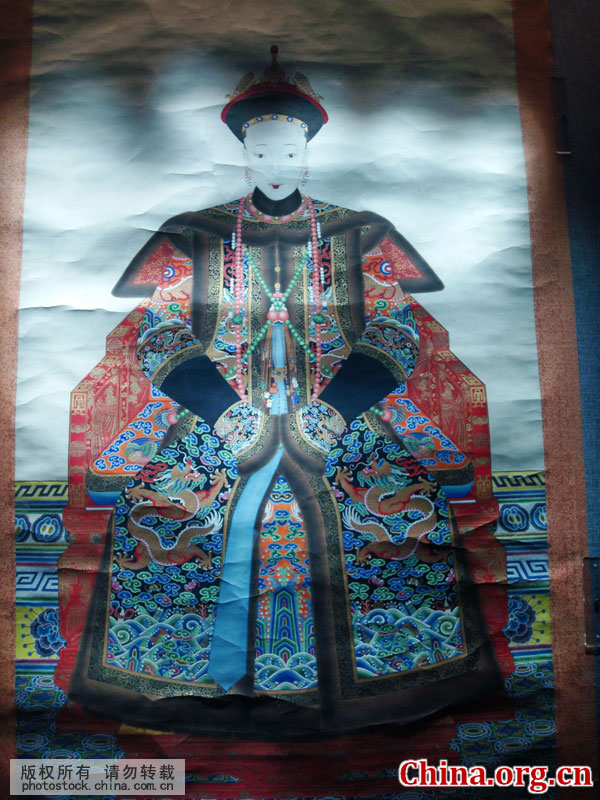 7月14日，颐和园德和园扮戏楼正在举办“美人如花隔云端——中国明清女性生活展”。图为展出的古代女子肖像画。 [中国网图片库 冯军 摄]