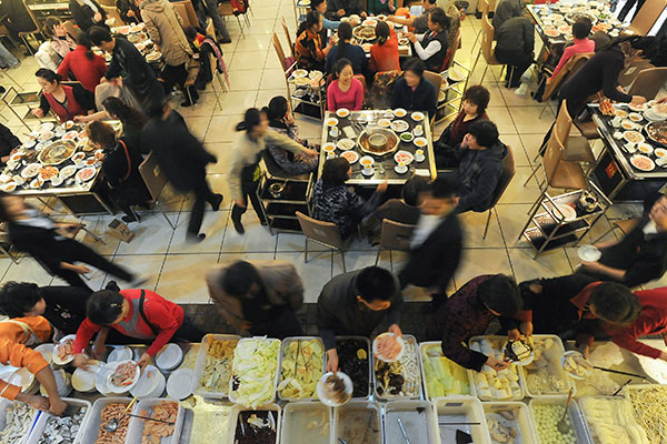 People dine at a hotpot cafeteria in Chengdu, Sichuan province. [Photo/China Daily]