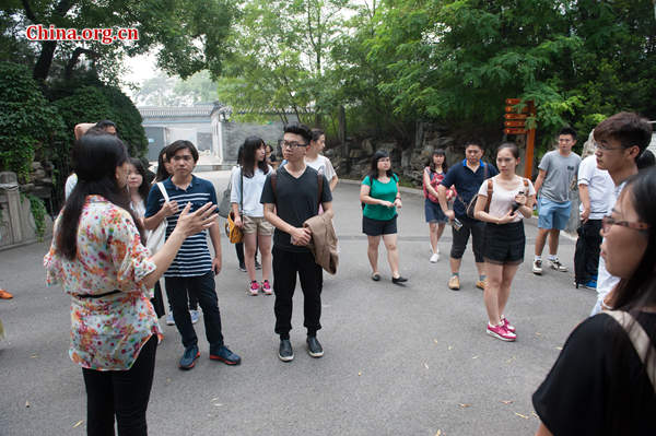Students from both the Chinese mainland and Taiwan tour the Former Residence of Madame Soong Ching Ling (wife of Dr. Sun Yat-sen) on July 23, 2016 in Beijing. [Photo by Chen Boyuan / China.org.cn] 