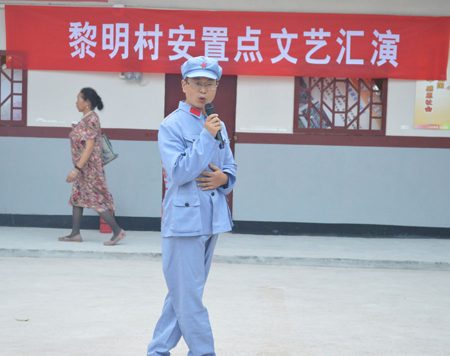 Luo Zhiyong performs for people living in a temporary shelter in Lushan county in August 2013 following the earthquake on April 20, 2013. [Photo: Dai Jia]