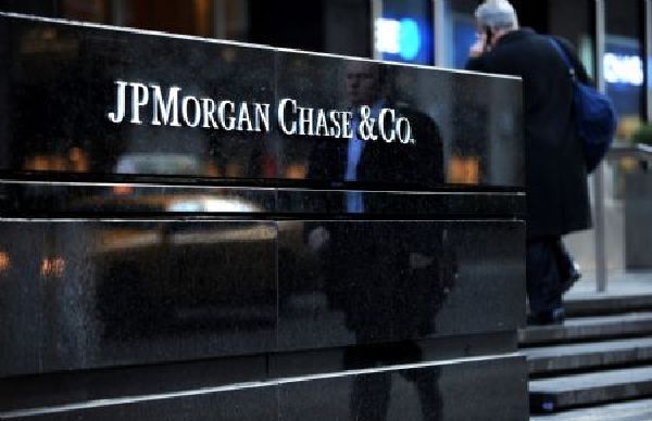 A man walks into the headquarters of JPMorgan Chase in New York, the United States, Jan. 12, 2010. JPMorgan Chase & Co. easily beat analysts&apos; expectation by reporting a profit of 3.28 billion U.S. dollars in the fourth quarter last year, according to its earnings result released on Friday. (Xinhua/Shen Hong)
