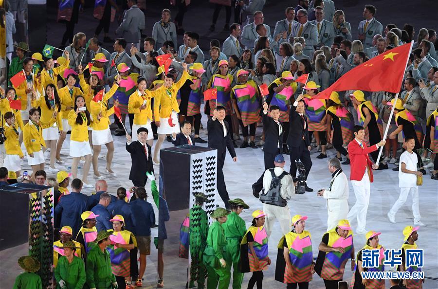 The Chinese delegation, led by flag bearer Lei Sheng, marches into the Maracana Stadium in the Rio Olympic Games opening ceremony on Friday. [Photo/Xinhua] 