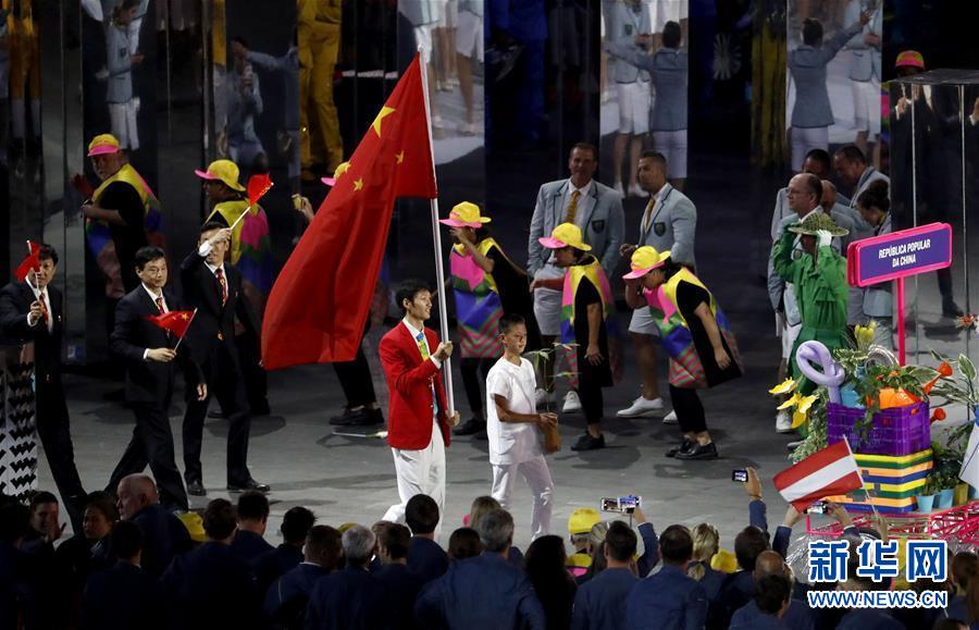 The Chinese delegation, led by flag bearer Lei Sheng, marches into the Maracana Stadium in the Rio Olympic Games opening ceremony on Friday. [Photo/Xinyhua] 