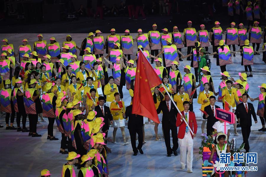 The Chinese delegation, led by flag bearer Lei Sheng, marches into the Maracana Stadium in the Rio Olympic Games opening ceremony on Friday. [Photo/Xinhua] 