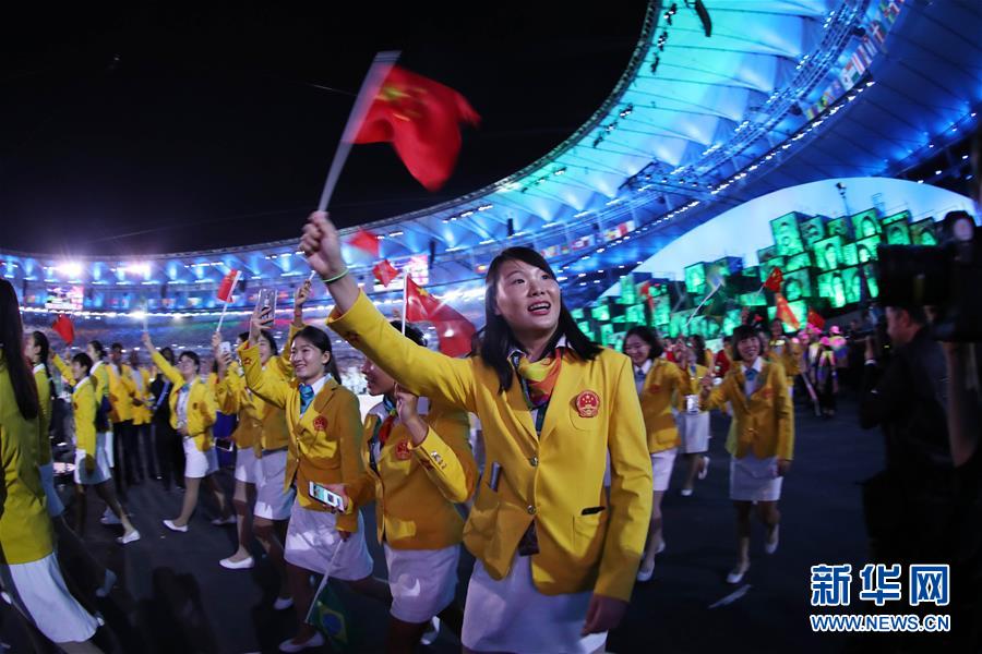 Chinese athletes march into the Maracana Stadium in the Rio Olympic Games opening ceremony on Friday. [Photo/Xinhua]