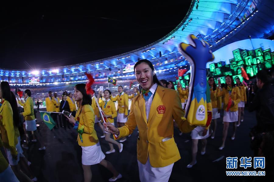 Chinese athletes march into the Maracana Stadium in the Rio Olympic Games opening ceremony on Friday. [Photo/Xinhua]