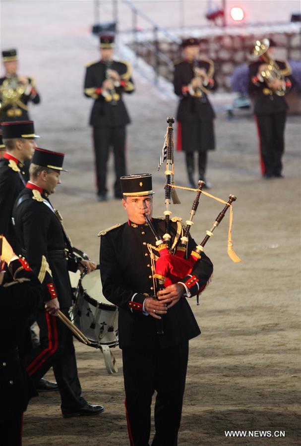 Rennes Artillery Band from France perform at a massive march show during the Hamina Tattoo International Military Music Festival in Hamina, Finland, Aug. 4, 2016. (Xinhua/Zhang Xuan) 