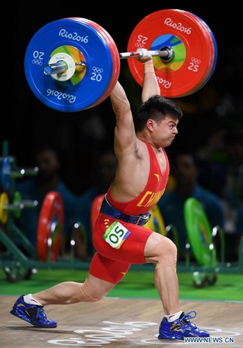 Long Qingquan of China competes during the men's 56KG weightlifting final in Rio de Janeiro, Brazil, on Aug. 7, 2016. [Photo / Xinhua]