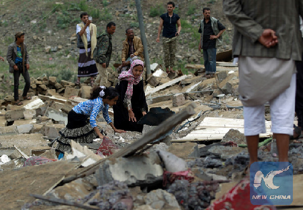 Yemenis inspect the rubble of a house in Yemen's rebel-held capital Sanaa on August 11, 2016, after it was reportedly hit by a Saudi-led coalition air strike. [Xinhua]