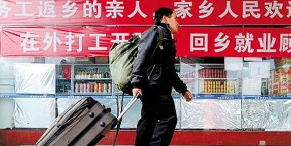 A recent survey shows that an increasing number of young migrant workers are heading home from big cities like Beijing, Shanghai and Guangzhou.