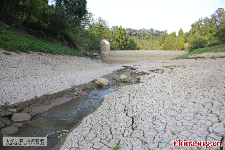 8月18日，河水经窄窄的河道流经远处的拦河坝奔向远方。 [中国网图片库 黄金华 摄]