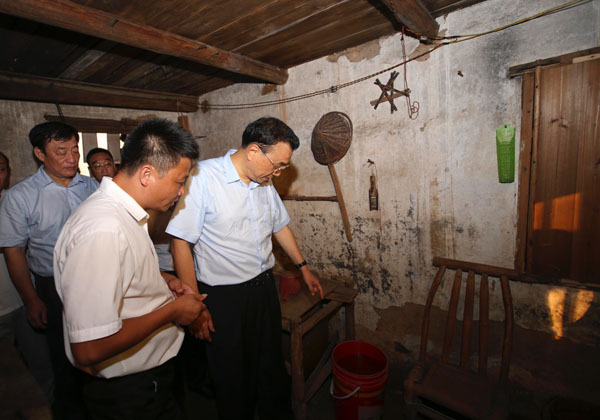 Premier Li Keqiang goes to a villager's house during a visit to Ruijin city in East China's Jiangxi province, Aug 22, 2016. [Photo provided to chinadaily.com.cn]