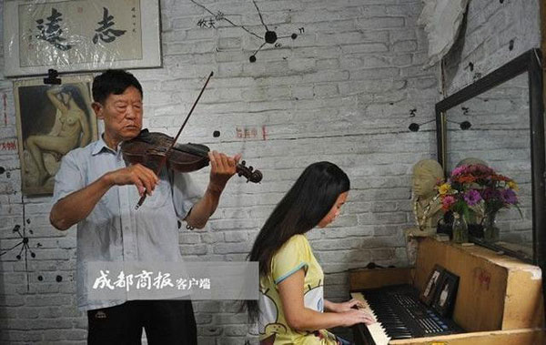 In the past 11 years, Li Tiejun has taught his daughter Li Jingci everything from painting, music and literature to astronomy and medicine. [Photo: Chengdu Business News]