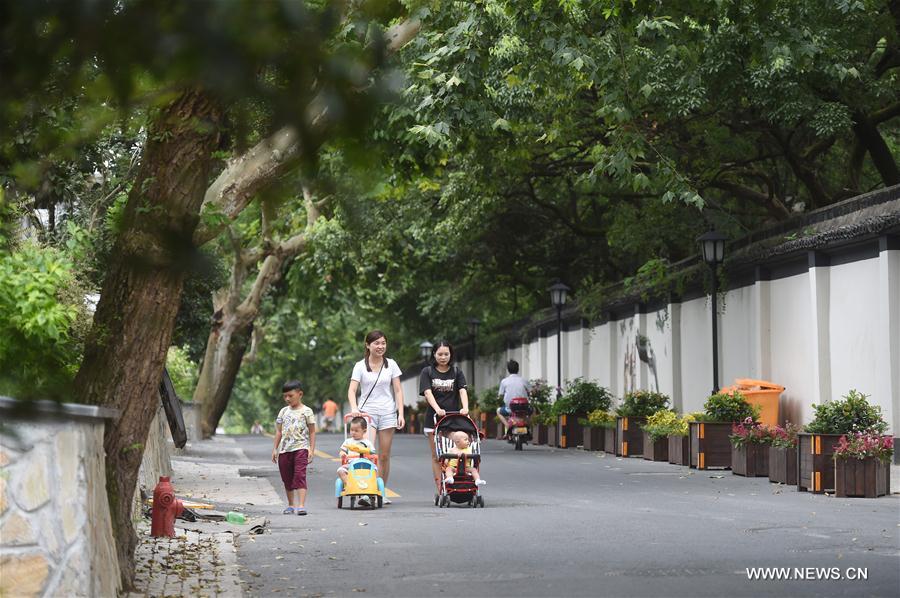 Citizens take a walk at the reconstructed Mantoushan Community in Hangzhou, capital of east China's Zhejiang Province, Aug. 22, 2016. Hangzhou has been massively upgrading the city's infrastructure with such improvements as repaving roads, expanding its subway system and dredging waterway for the G20 summit over the last couple of years. [Photo/Xinhua]