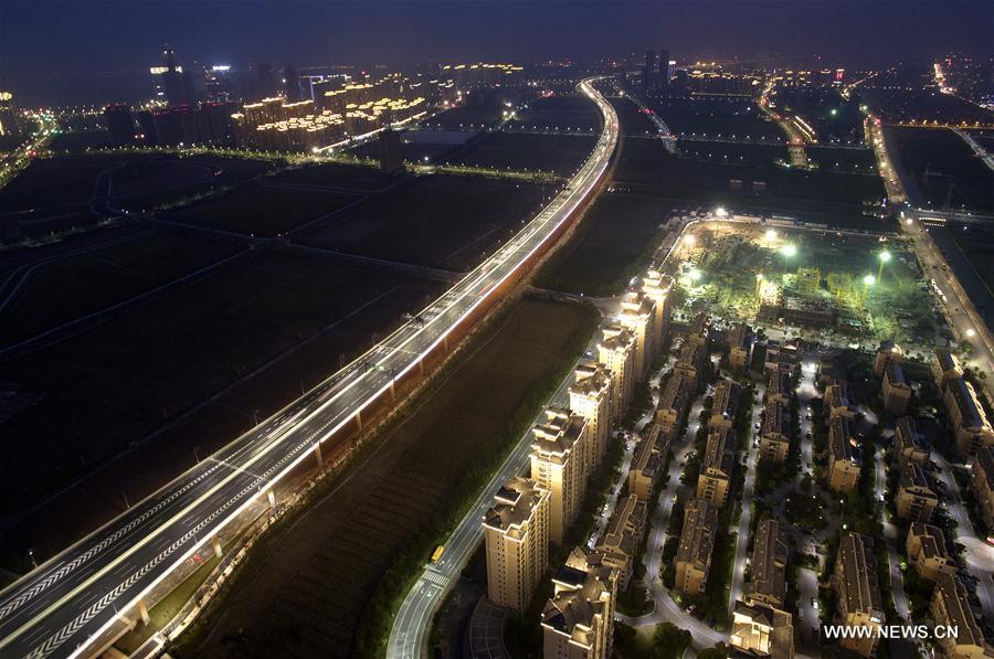 Photo taken on May 24, 2016 shows the night scene of airport expressway in Hangzhou, capital of east China's Zhejiang Province. Hangzhou has been massively upgrading the city's infrastructure with such improvements as repaving roads, expanding its subway system and dredging waterway for the G20 summit over the last couple of years. [Photo/Xinhua]