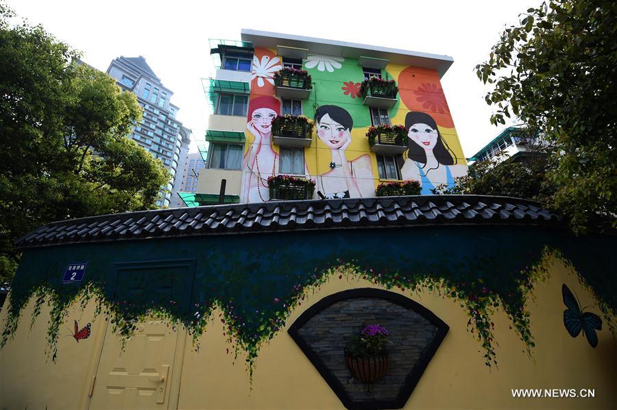 Photo taken on March 31, 2016 shows graffiti works on the wall of a residential building in Hangzhou, capital of east China's Zhejiang Province. Hangzhou has been massively upgrading the city's infrastructure with such improvements as repaving roads, expanding its subway system and dredging waterway for the G20 summit over the last couple of years. [Photo/Xinhua]