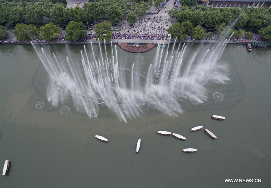 Tourists view a fountain in Hangzhou, capital of east China's Zhejiang Province, May 24, 2016. Hangzhou has been massively upgrading the city's infrastructure with such improvements as repaving roads, expanding its subway system and dredging waterway for the G20 summit over the last couple of years. [Photo/Xinhua]