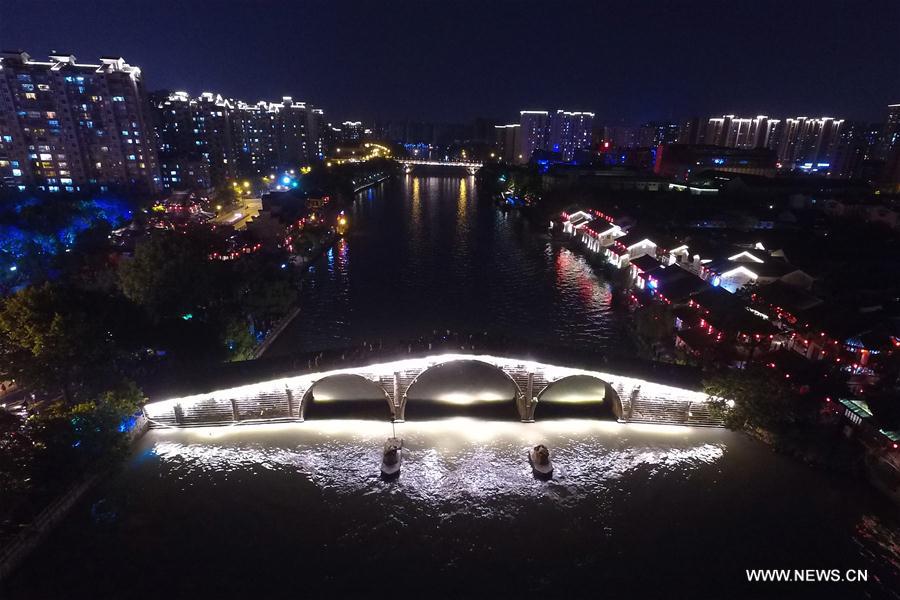 Photo taken on May 3, 2016 shows the night scene of Beijing-Hangzhou Grand Canal in Hangzhou, capital of east China's Zhejiang Province. Hangzhou has been massively upgrading the city's infrastructure with such improvements as repaving roads, expanding its subway system and dredging waterway for the G20 summit over the last couple of years. [Photo/Xinhua]